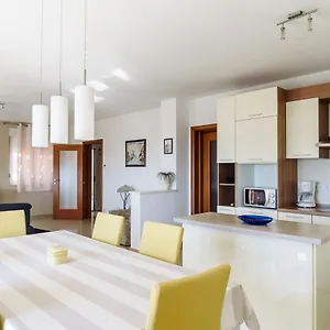 https://apartman-niko.hotels-in-trogir.com
