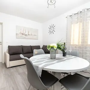 https://apartman-topic.hotels-in-trogir.com